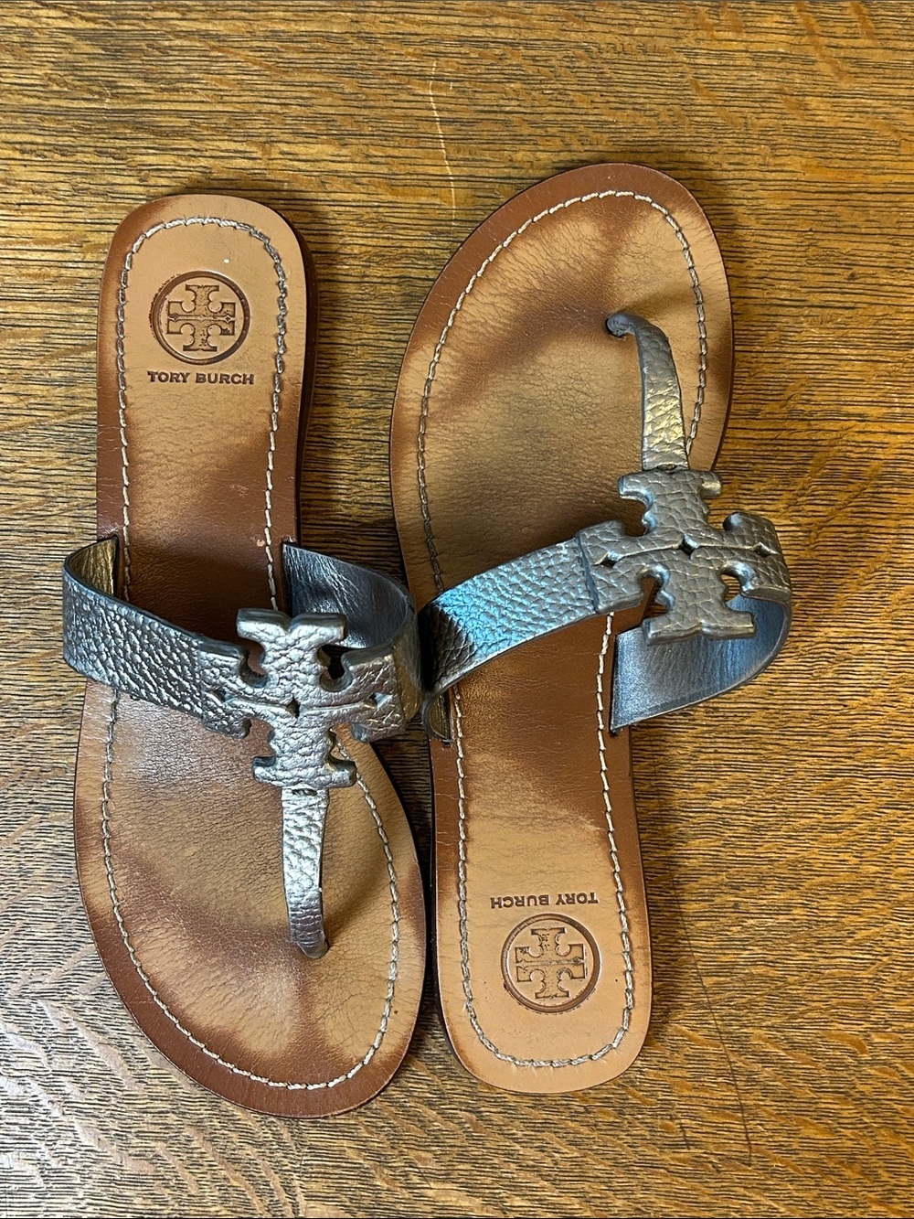 Tory Burch Moore metallic pewter pebble leather thong sandals size 7.5 - Picture 11 of 12